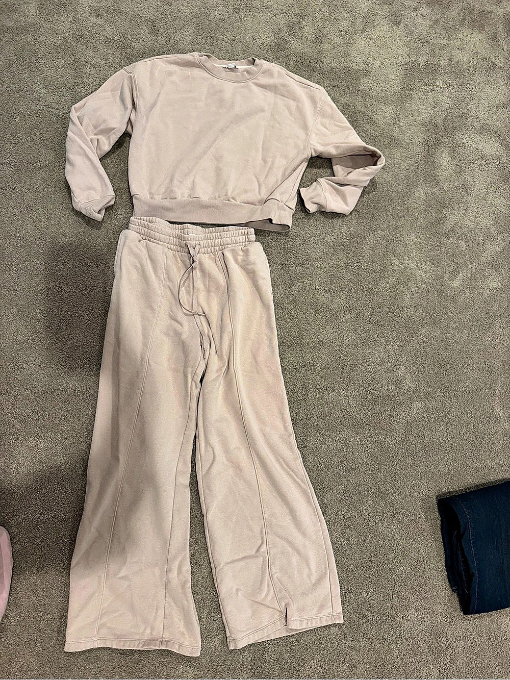 Beyond Yoga Lounge Jogger Set in Pink Size Small top , medium bottom Like New